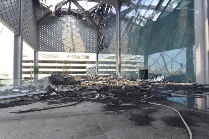 Kebakaran di stasiun kereta Haramain di distrik Sulaimaniyah di Jeddah diseilidiki mulai Senin. Gubernur Makkah, Pangeran Khalid Al-Faisal, melakukan perjalanan ke lokasi itu. (Foto: SPA/Arab News)