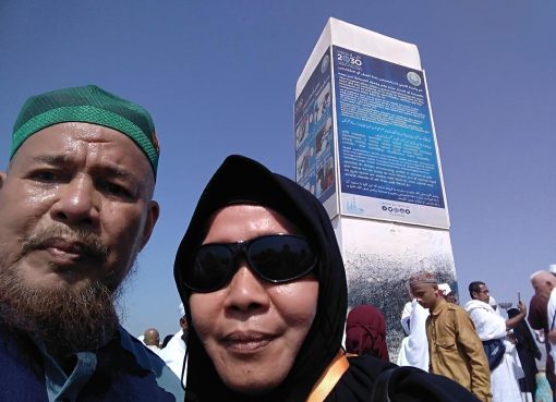 Di Jabal Rahmah, Arofah. Di latar belakang terlihat tugu tanda titik pertemuan pasangan manusia pertama Adam dan Hawa. (Foto: Istimewa.mimbar-rakyat.com)