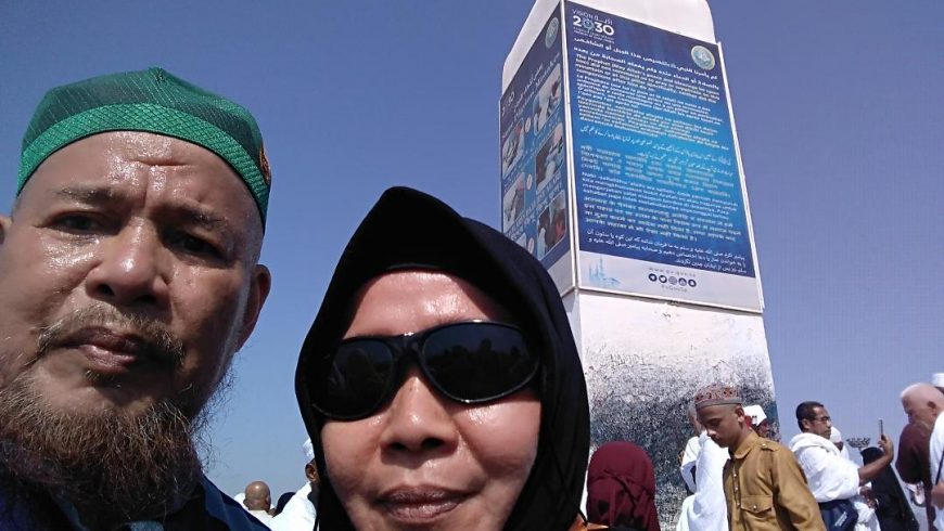 Di Jabal Rahmah, Arofah. Di latar belakang terlihat tugu tanda titik pertemuan pasangan manusia pertama Adam dan Hawa. (Foto: Istimewa.mimbar-rakyat.com)