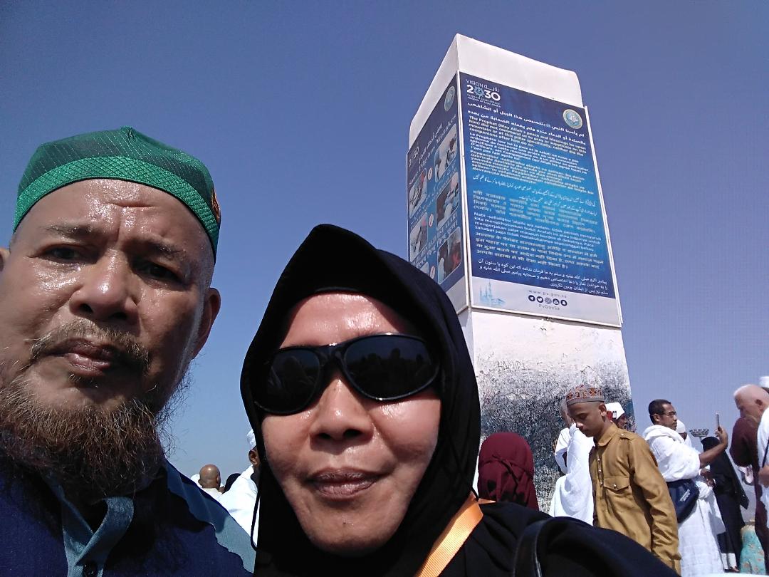 Di Jabal Rahmah, Arofah. Di latar belakang terlihat tugu tanda titik pertemuan pasangan manusia pertama Adam dan Hawa. (Foto: Istimewa.mimbar-rakyat.com)