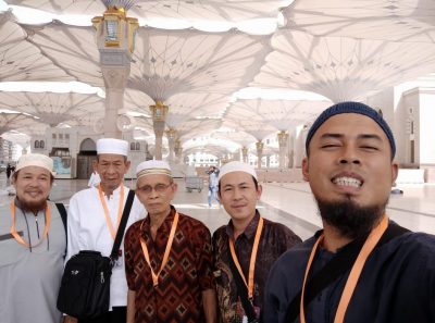 Di pelataran Masjid Nabawi. Di latar belakang tampak payung-payung raksasa untuk melindungi jamaah. (Foto: Istimewa/mimbar-rakyat.com)