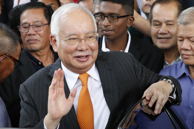 Pengadilan korupsi yang berhubungan dengan mantan PM Malaysia Najib Razak terkait 1MDB dimulai Senin (18/11). Najib Razak diadili bersama mantan CEO 1MDB Arul Kanda Kandasamy. (Foto: AP/Arab News)