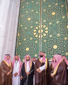 Arab Saudi membutuhkan waktu puluhan tahun untuk mengatasi efek serangan terhadap Masjidil Haram. Putra Mahkota Mohammed bin Salman memeriksa ekspansi ke situs tersebut di Masjidil Haram Mekah, Februari lalu. (Foto: AFP/Arab News)