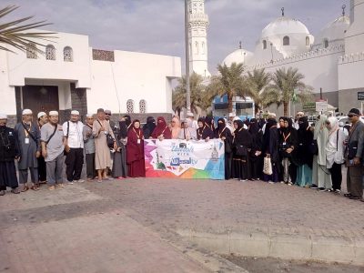 Rombongan jamaah umrah berfoto bersama di Masjid Quba. (Foto: Istimewa/mimbar-rakyat.com) 