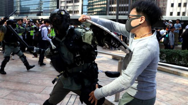 Hong Kong mengalami lonjakan kekerasan. (Foto: Reuters/BBC)