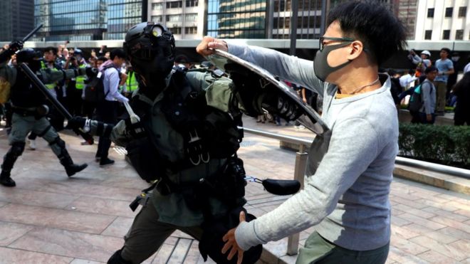 Hong Kong mengalami lonjakan kekerasan. (Foto: Reuters/BBC)