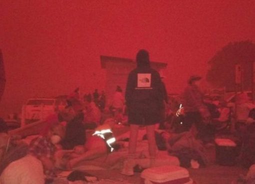 Warga dievakuasi ke pantai saat api menyapu Mallacoota.( Hak cipta gambar, Peter Hoskin/BBC News)