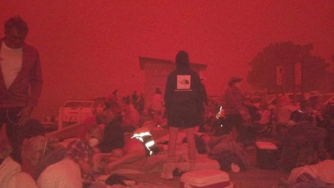 Warga dievakuasi ke pantai saat api menyapu Mallacoota.( Hak cipta gambar, Peter Hoskin/BBC News)