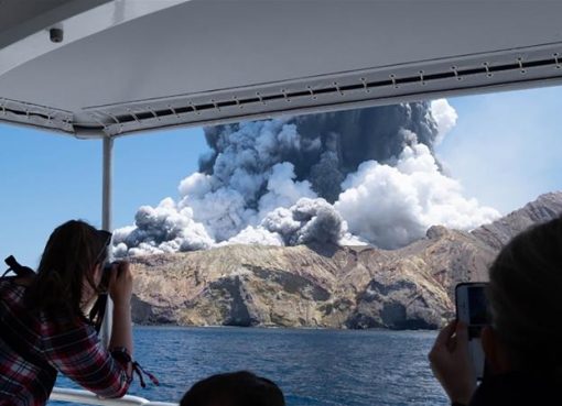 Whakaari berjarak sekitar 50 km (30 mil) di lepas pantai Pulau Utara di Teluk Plenty yang indah dan menarik lebih dari 17.000 pengunjung setiap tahun. (via AFP/Al Jazeera)
