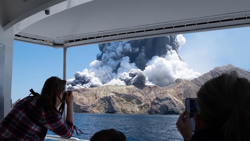 Whakaari berjarak sekitar 50 km (30 mil) di lepas pantai Pulau Utara di Teluk Plenty yang indah dan menarik lebih dari 17.000 pengunjung setiap tahun. (via AFP/Al Jazeera)