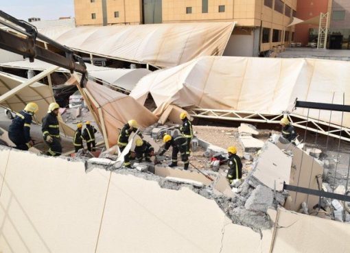 Regu pencarian dan penyelamatan berada di lokasi kecelakaan yang terjadi di Universitas Almaarefa di utara Riyadh. (Foto: Al-Ekhabriya dan Pertahanan Sipil Saudi Twitter @SaudiDCD/Arab News)