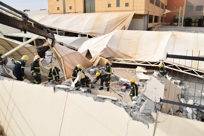 Regu pencarian dan penyelamatan berada di lokasi kecelakaan yang terjadi di Universitas Almaarefa di utara Riyadh. (Foto: Al-Ekhabriya dan Pertahanan Sipil Saudi Twitter @SaudiDCD/Arab News)