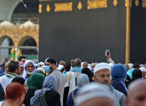 Jamaah mengenakan topeng di Masjidil Haram di kota suci Mekah, Arab Saudi, pada 28 Februari 2020. (Foto: AFP/Arab News)