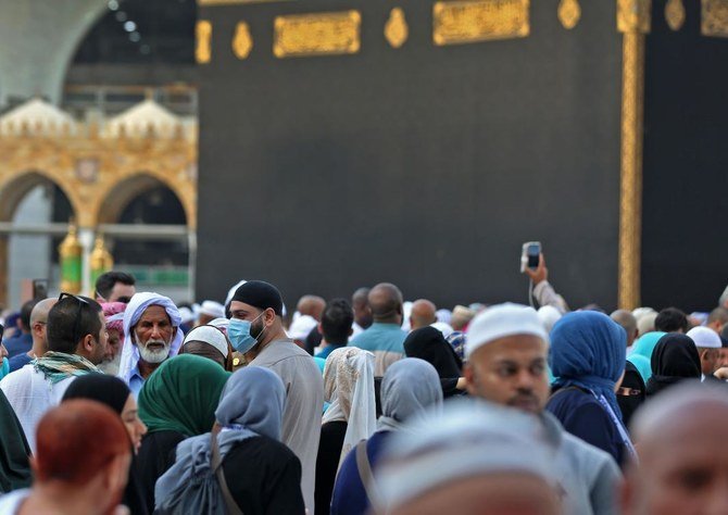 Jamaah mengenakan topeng di Masjidil Haram di kota suci Mekah, Arab Saudi, pada 28 Februari 2020. (Foto: AFP/Arab News)