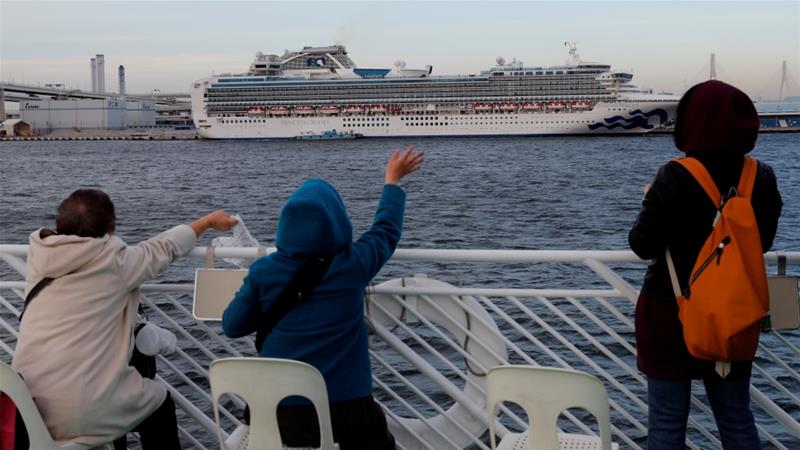 Kapal 115.000 ton itu telah merapat di kota pelabuhan Jepang Yokohama sejak 6 Februari, setelah dilaporkan bahwa seorang pria berusia 80 tahun, yang turun lebih awal di Hong Kong, telah dinyatakan positif terkena virus. (Foto: Reuters/Al Jazeera)