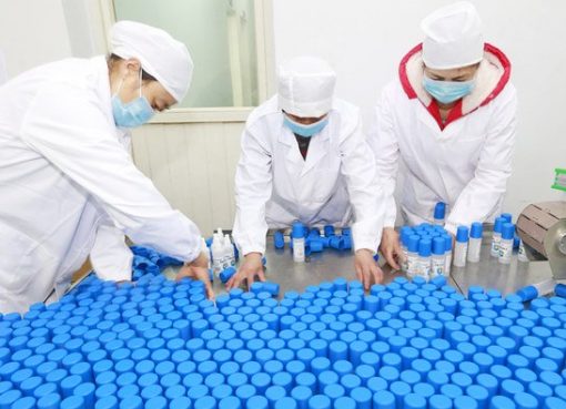 Para pekerja mengemas botol-botol desinfektan alkohol di sebuah pabrik di Suining di provinsi Sichuan, China barat daya, Selasa, 11 Februari 2020. (Foto: AP/Arab News)