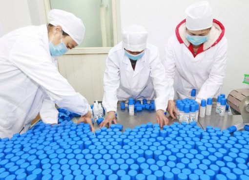 Para pekerja mengemas botol-botol desinfektan alkohol di sebuah pabrik di Suining di provinsi Sichuan, China barat daya, Selasa, 11 Februari 2020. (Foto: AP/Arab News)