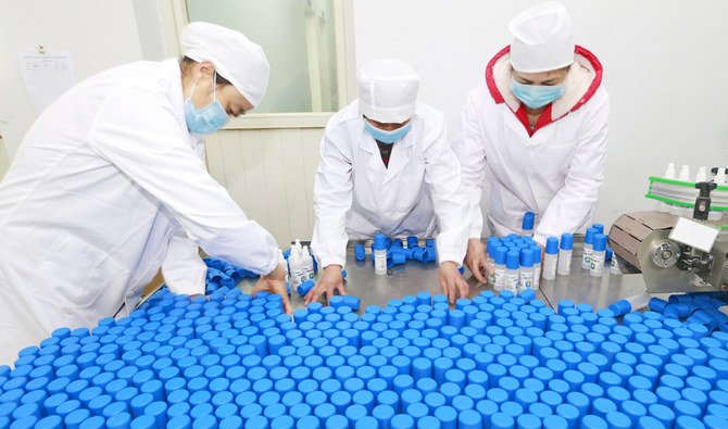 Para pekerja mengemas botol-botol desinfektan alkohol di sebuah pabrik di Suining di provinsi Sichuan, China barat daya, Selasa, 11 Februari 2020. (Foto: AP/Arab News)