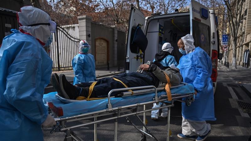 Staf medis dalam pakaian pelindung membawa seorang pasien yang diduga terserang virus di sebuah apartemen di Wuhan, ibu kota provinsi Hubei. Sekitar 242 orang di Hubei meninggal akibat infeksi pada hari Rabu. (Foto: AFP/Al Jazeer)