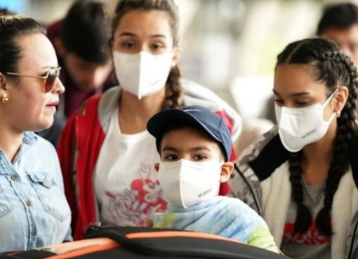 Keterangan gambar AS telah meningkatkan pembatasan pada pelancong dalam beberapa hari terakhir. (Foto: Reuters/BBC News)