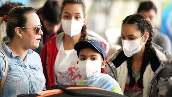 Keterangan gambar AS telah meningkatkan pembatasan pada pelancong dalam beberapa hari terakhir. (Foto: Reuters/BBC News)