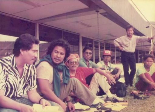 Bob Hasan (berdiri) bersama sejumlah wartawan Indonesia ketika menyaksikan kejuaraan atletik di Singapura.. (Foto: Istimewa)