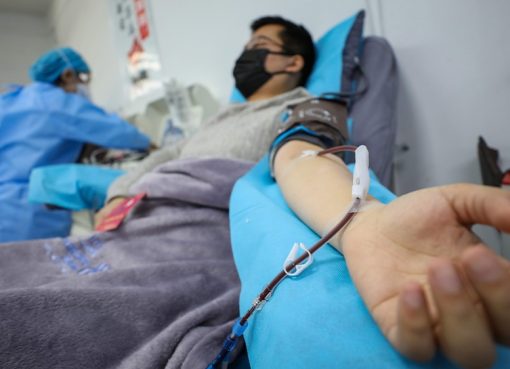 Plasma yang disumbangkan oleh pasien pulih telah dikumpulkan untuk digunakan dalam mengobati orang yang berjuang melawan kasus koronavirus parah. (Foto: EPA/Al Jazeera)