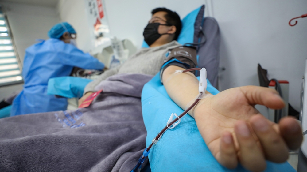 Plasma yang disumbangkan oleh pasien pulih telah dikumpulkan untuk digunakan dalam mengobati orang yang berjuang melawan kasus koronavirus parah. (Foto: EPA/Al Jazeera)