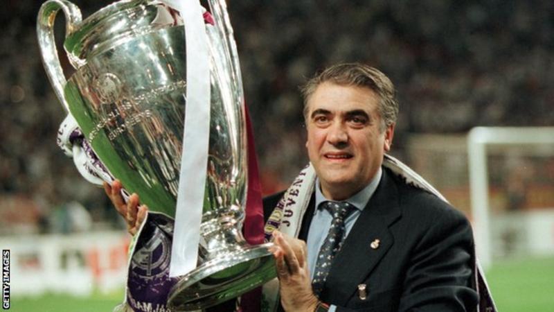 Lorenzo Sanz bersama Piala Liga Champions. Ketika memimpin Real Madrid, klub itu dua kali memenangkan Liga Champions. (Foto: Getty Emages/BBC News)