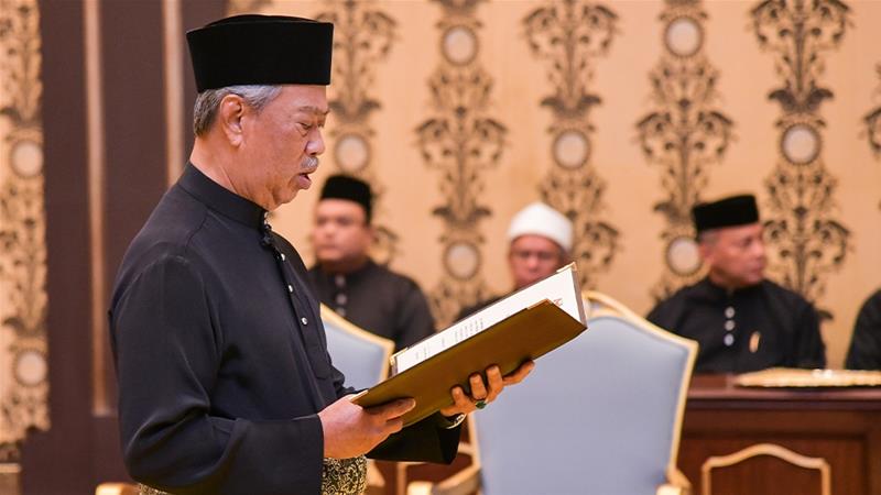 Muhyiddin Yassin saat pengambilan sumpah jabatan di istana di Kuala Lumpur pada hari Minggu pagi. (Foto: Departemen Informasi Malaysia melalui EPA/Al Jazeera)