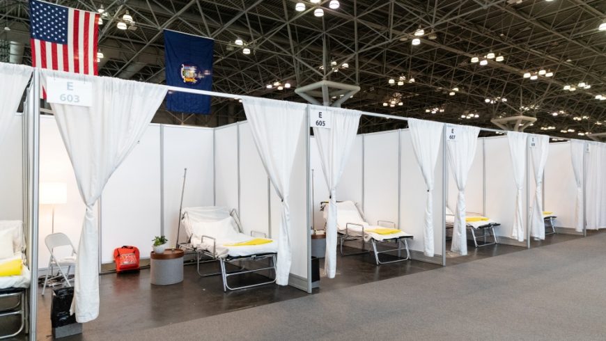 Ruang rumah sakit darurat di pusat ruang pertemuan, yang diubah menjadi rumah sakit, di New York. (Foto: Reuter/Al Jazeera)