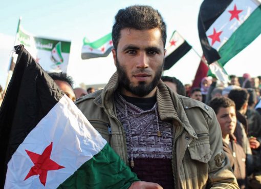Aksi unjuk rasa mendukung intervensi Turki di Idlib. Menurut pihak Turi, keikutcampuran Turi tersebut adalah 'berdasarkan permintaan orang-orang Suriah yang bebas' [(Foto: Al Jazeera)