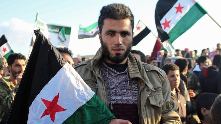 Aksi unjuk rasa mendukung intervensi Turki di Idlib. Menurut pihak Turi, keikutcampuran Turi tersebut adalah 'berdasarkan permintaan orang-orang Suriah yang bebas' [(Foto: Al Jazeera)