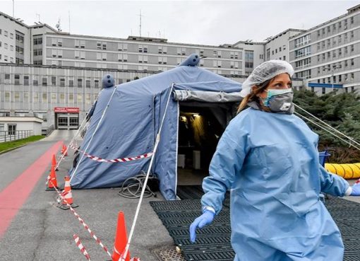 Coronavirus yang berasal dari China sejak akhir tahun lalu terus menyebar ke seluruh dunia, dengan jumlah kasus melonjak di beberapa negara. (Fott: Lapresse via AP Photo/Al Jazeera)