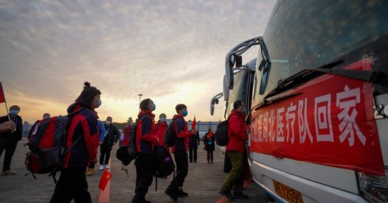 Meskipun di Wuhan, Cina, terus ditemukan kasus Covid-19 setiap harinya, namun pemerintah setempat tidak terlalu khawatir dan tidak menjadian penghitungan resmi, dengan alasan pasien tidak menunjukkan gejala. (Foto: caixinglobal.com/Al Jazeera)