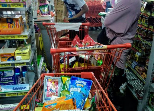Ngantri kebutuhan pokok cuup ramai di salah satu pusat perbelanjaan di Bekasi, Sabtu (21/3). (Foto: Mimbar-rakyat.coom)