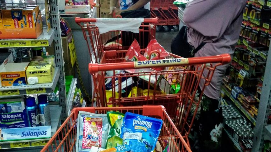 Ngantri kebutuhan pokok cuup ramai di salah satu pusat perbelanjaan di Bekasi, Sabtu (21/3). (Foto: Mimbar-rakyat.coom)