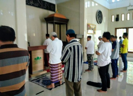 Jamaah shalat berjamaah di salah satu masjid di Perumnas 3 Bekasi Timur, Kota Bekasi, diharuskan menjaga jarak antara jamaah sesuai ketentuan yang ditetapkan DKM setempat, seperti terlihat dalam gambar. (Foto: mimbar-rakyat.com)