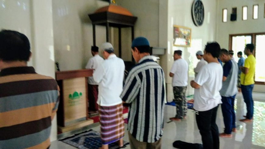 Jamaah shalat berjamaah di salah satu masjid di Perumnas 3 Bekasi Timur, Kota Bekasi, diharuskan menjaga jarak antara jamaah sesuai ketentuan yang ditetapkan DKM setempat, seperti terlihat dalam gambar. (Foto: mimbar-rakyat.com)