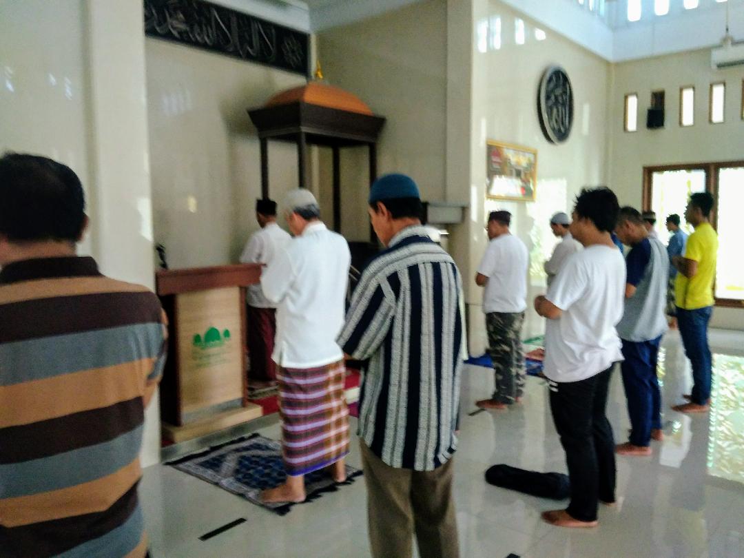 Jamaah shalat berjamaah di salah satu masjid di Perumnas 3 Bekasi Timur, Kota Bekasi, diharuskan menjaga jarak antara jamaah sesuai ketentuan yang ditetapkan DKM setempat, seperti terlihat dalam gambar. (Foto: mimbar-rakyat.com)