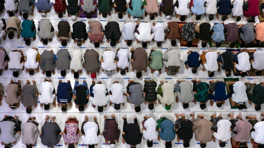 Jemaah melakukan shalat tarawih menandai malam pertama Ramadhan, Kamis malam, di Aceh, Indonesia, meskipun ada kekhawatiran terhadap wabah virus corona baru.(Footo: AP/Al Jazeera)