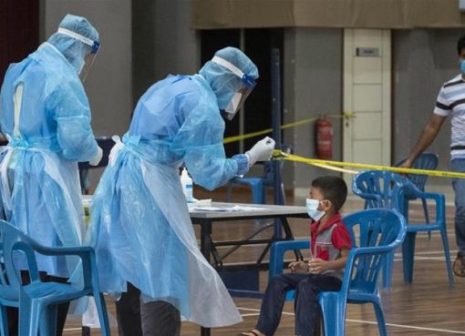 Seorang anak diuji untuk COVID-19 di fasilitas pengujian sementara yang didirikan oleh Kementerian Kesehatan Malaysia di sebuah pusat komunitas di pinggiran Kuala Lumpur. (Foto: Al Jazeera]