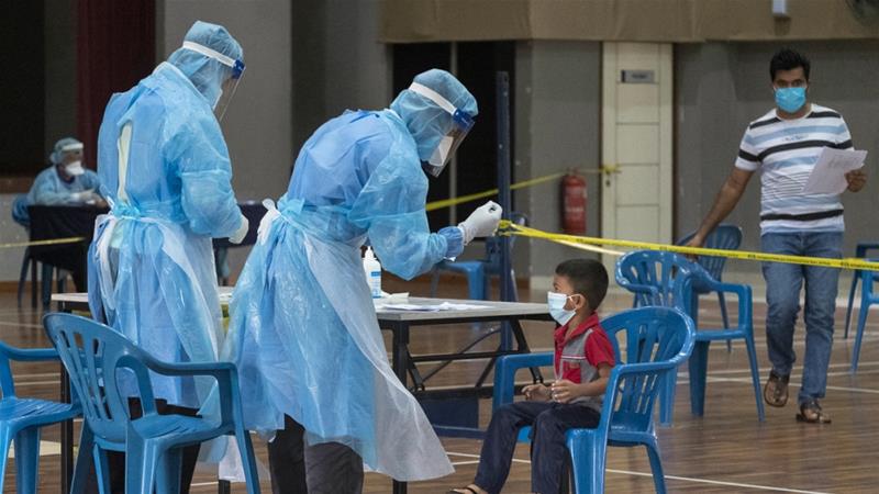 Seorang anak diuji untuk COVID-19 di fasilitas pengujian sementara yang didirikan oleh Kementerian Kesehatan Malaysia di sebuah pusat komunitas di pinggiran Kuala Lumpur. (Foto: Al Jazeera]