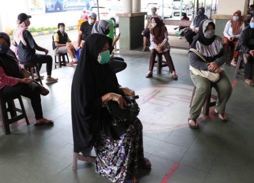 Orang-orang memakai masker dan mempraktikkan jarak sosial untuk mencegah penyebaran coronavirus baru di sebuah supermarket di ibukota Indonesia, Jakarta, Jumat (17/4). (Foto: AP/Al Jazeera)