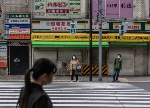 Jepang mulai mengalami penurunan infeksi COVID-19 setelah beberapa minggu di bawah keadaan darurat, mengurangi kontak orang-ke-orang. (Foto: Getty Images/Al Jazeera)