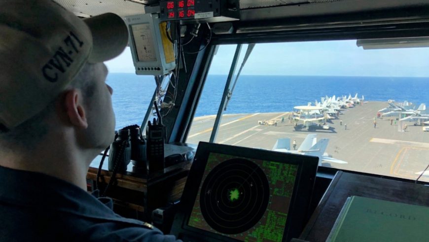 Kapten Brett Crozier mengawasi kapal USS Theodore Roosevelt, yang memiliki 5.000 personel. (Foto: File: AP/Al Jazeera)