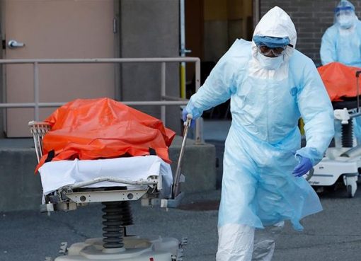Petugas kesehatan membawa mayat orang yang meninggal di Wyckoff Heights Medical Center berkaitan dengan wabah penyakit coronavirus (COVID-19) di wilayah Brooklyn di New York City, New York. (Foto: Reuters/Al Jazeera)