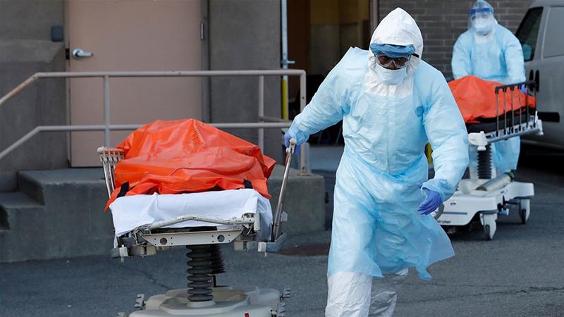 Petugas kesehatan membawa mayat orang yang meninggal di Wyckoff Heights Medical Center berkaitan dengan wabah penyakit coronavirus (COVID-19) di wilayah Brooklyn di New York City, New York. (Foto: Reuters/Al Jazeera)