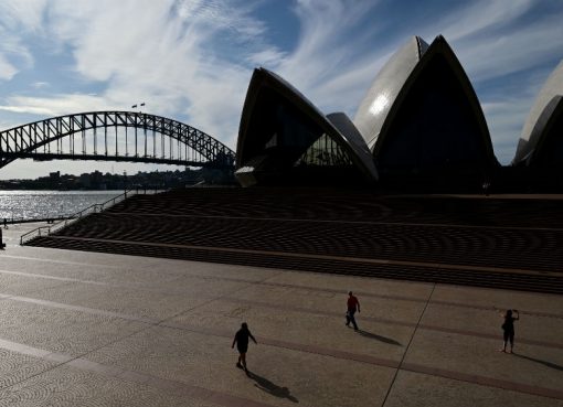 Alun-alun di depan Gedung Opera House Sydney sepi ditinggalkan masyarakat, di tengah kuncian pemerintah di Australia yang telah membantu memperlambat penyebaran virus corona. (Foto:EPA/Al Jazeera)