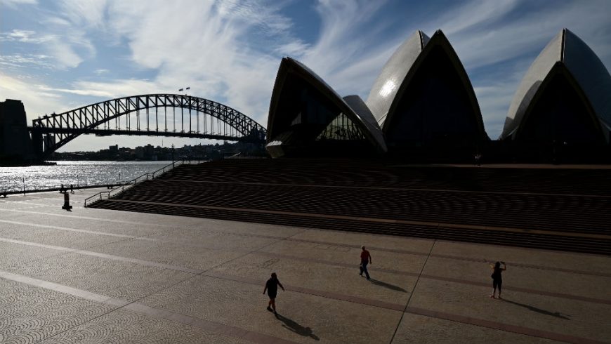 Alun-alun di depan Gedung Opera House Sydney sepi ditinggalkan masyarakat, di tengah kuncian pemerintah di Australia yang telah membantu memperlambat penyebaran virus corona. (Foto:EPA/Al Jazeera)